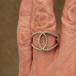 10 K WHITE GOLD W DIAMONDS RING.